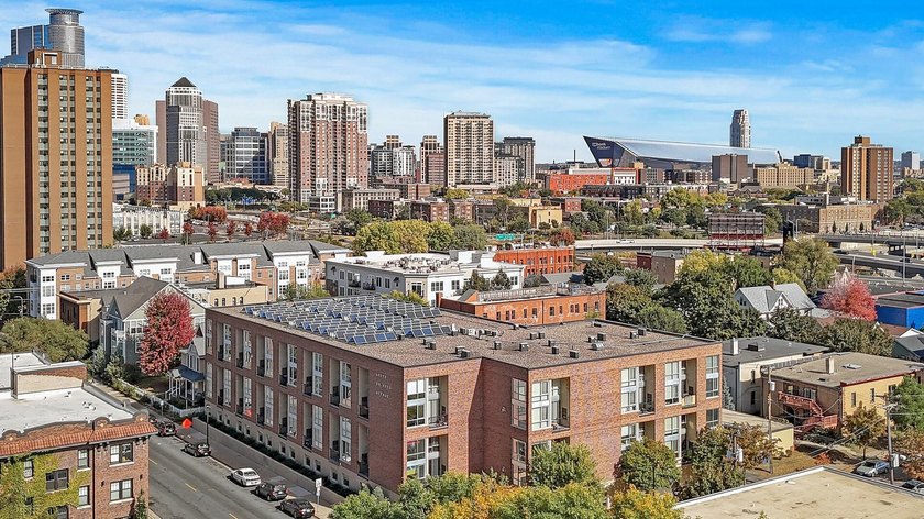 One-of-a-kind urban living in this exceptional two-story - photo 32