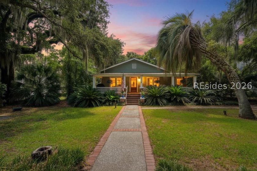 Charming 1940s ranch full of character, featuring spacious front - photo 2