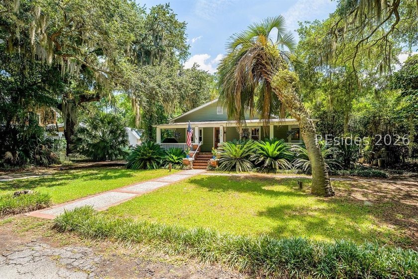 Charming 1940s ranch full of character, featuring spacious front - photo 3