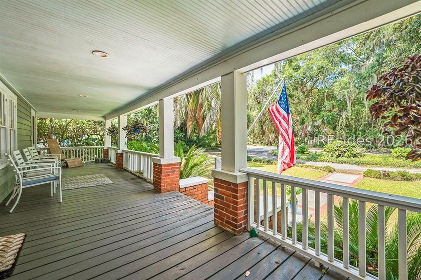 Charming 1940s ranch full of character, featuring spacious front - photo 4
