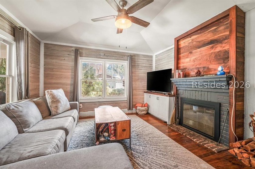 Charming 1940s ranch full of character, featuring spacious front - photo 6