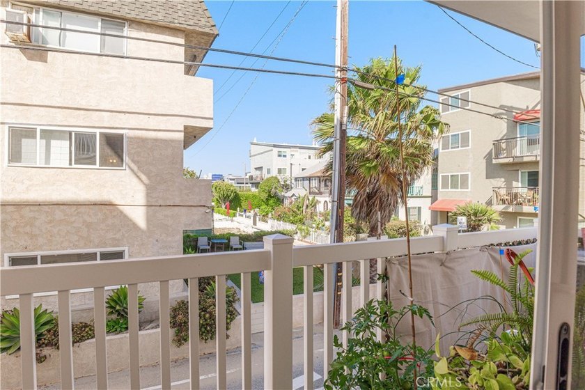Coastal Living at Its Best! Experience the charm of beachside - photo 10