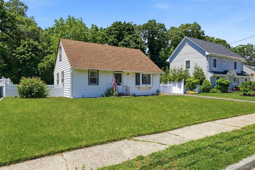 Welcome To This Spacious 4-Bedroom, 2-Bath Home In Merrick - photo 2