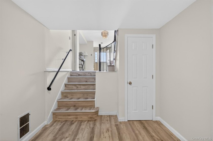 Large Semi-Detached 2 Family House In The Heart Of Bayside - photo 16