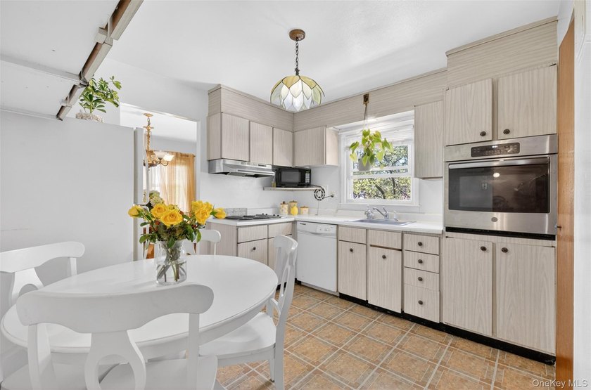 Large Semi-Detached 2 Family House In The Heart Of Bayside - photo 23