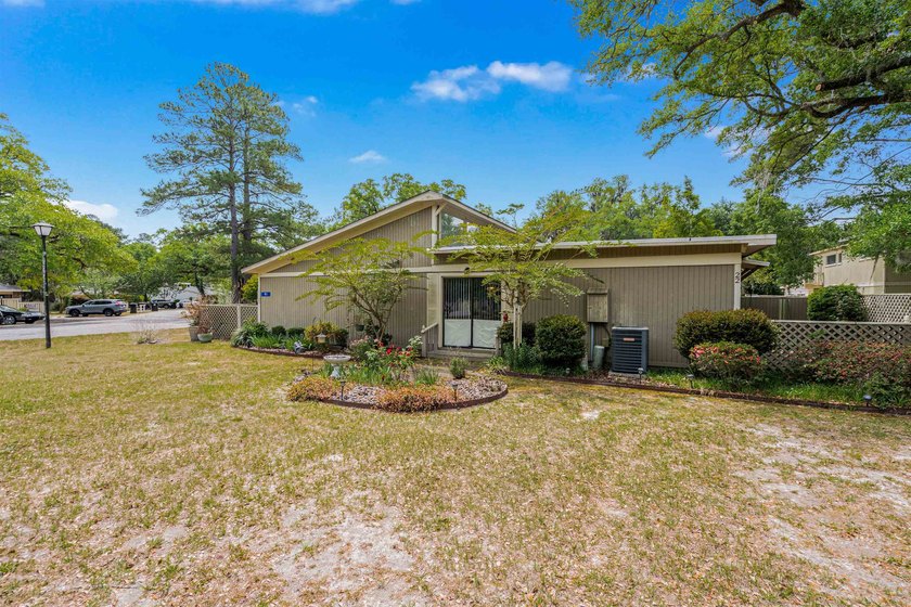 Beautifully maintained 2-bedroom, 1-bath condo located in the - photo 3