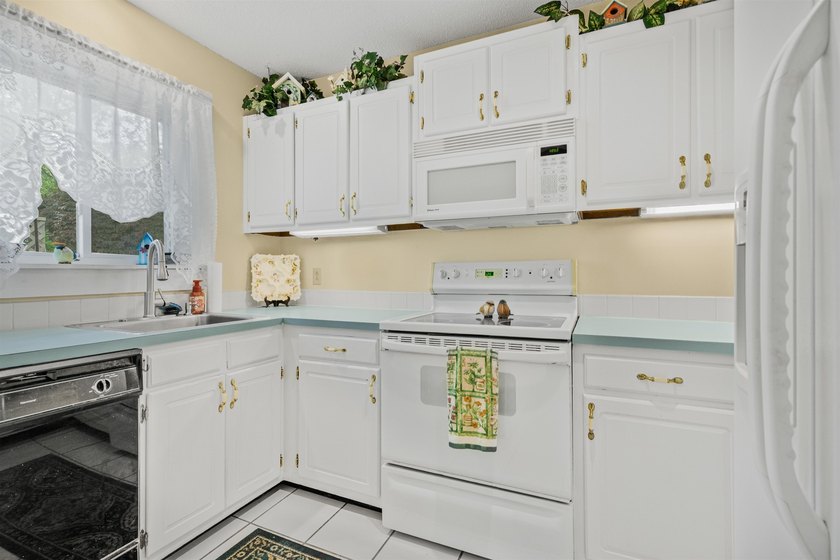 Beautifully maintained 2-bedroom, 1-bath condo located in the - photo 9