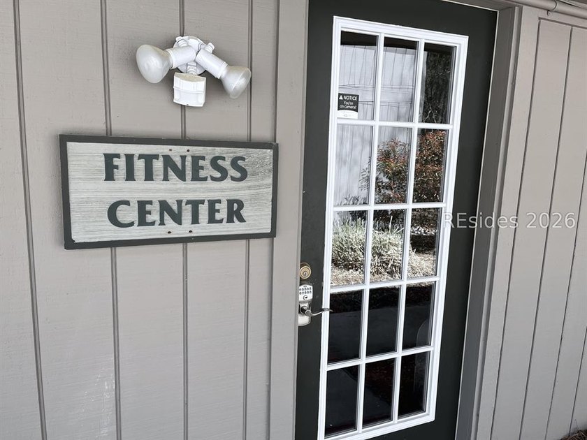 This first-floor beautifully remodeled 2 bedroom, 2 full bath - photo 4