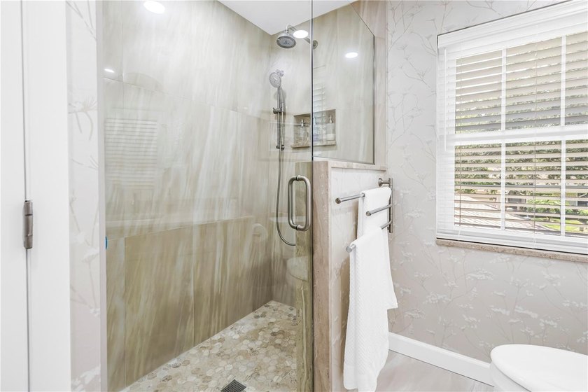 Beautifully maintained lakefront home offering 3 bedrooms, 3 - photo 11