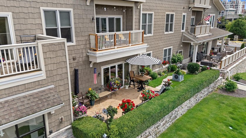 Enjoy river views from this beautiful 2 bedroom, 2 bath condo in - photo 25
