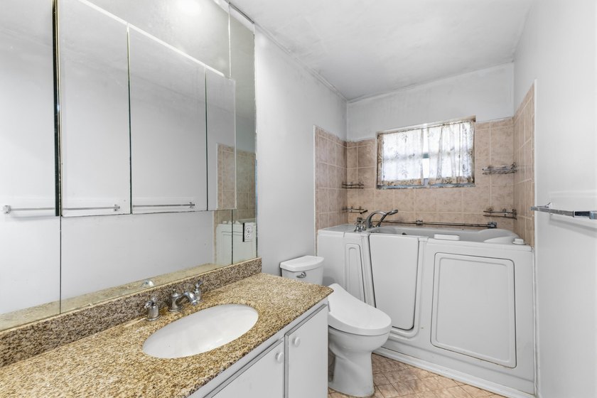 Bright and spacious 2BR/2BA corner condo in a desirable 55+ - photo 19