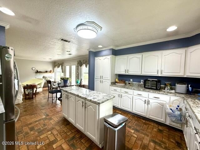 Welcome home to this spacious and beautifully laid out - photo 21