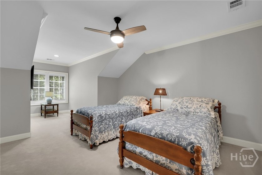 Welcome to this stunning, exquisitely decorated townhouse - photo 21