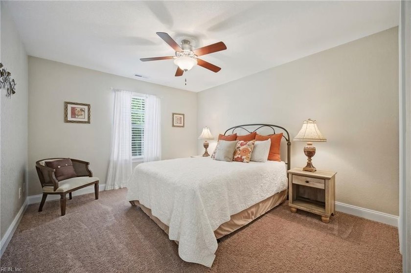 Welcome to this beautifully maintained 4-bedroom, 2.5-bath home - photo 22