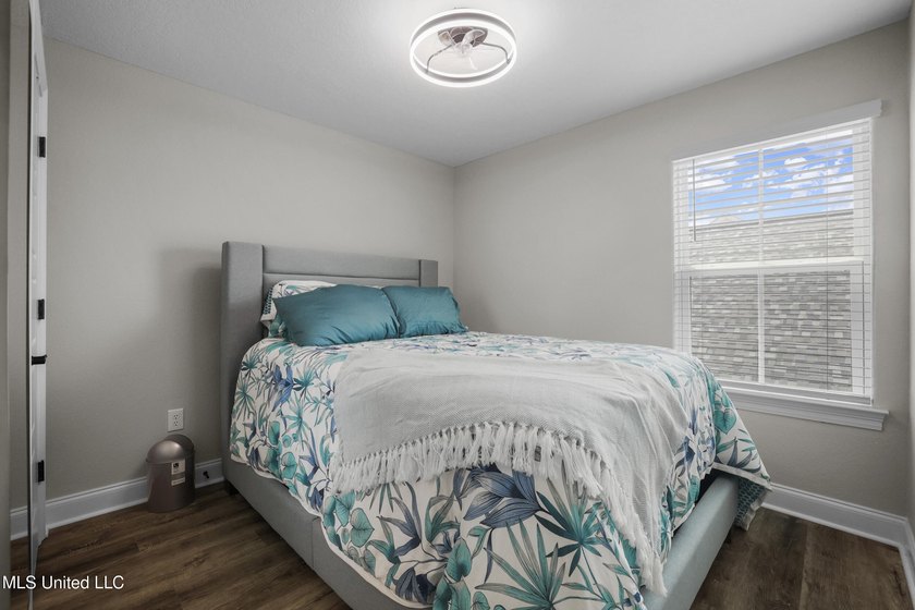 OPEN HOUSE SATURDAY, 6/20, 11:00 - 1:00!! Half a block off the - photo 47