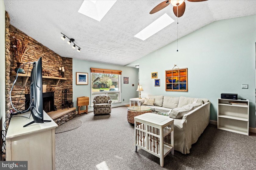 Some homes just have a feeling to them - vaulted ceilings, a - photo 9
