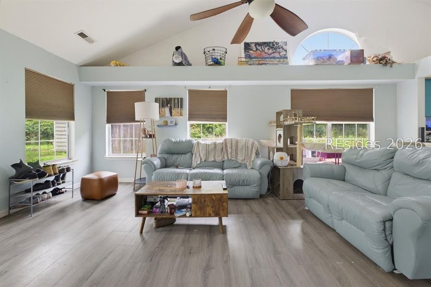 Lovely 3 bedroom, 2 bath home on a spacious corner lot with a - photo 4