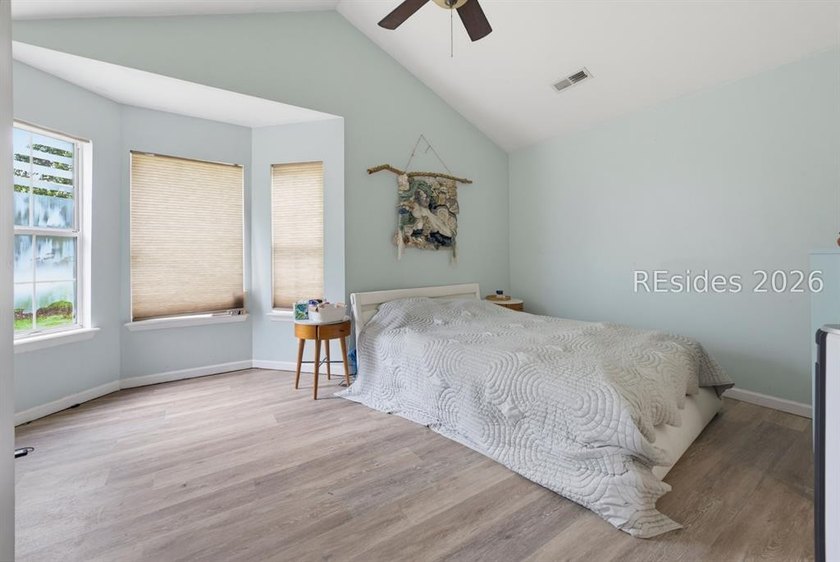 Lovely 3 bedroom, 2 bath home on a spacious corner lot with a - photo 7