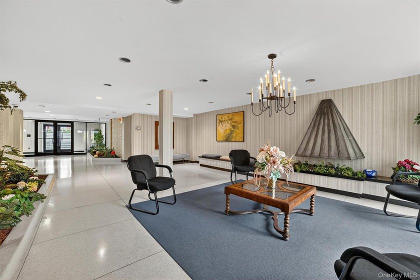 Welcome to this bright and spacious studio that lives like a - photo 4