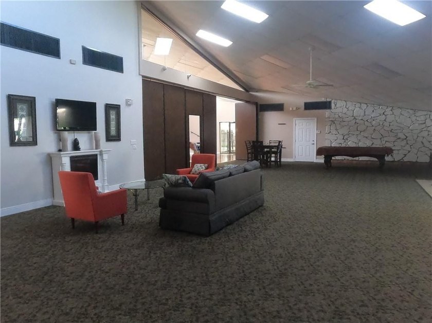 Handyman investment opportunity. New AC, New Roof 1 Bedroom - 1 - photo 17