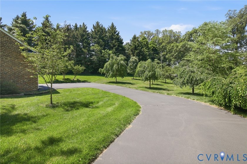 Welcome to Rothesay of Windsor Farms! Several hundreds of - photo 4