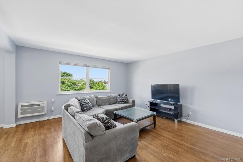 Spacious full-brick 3-family property in the heart of Flushing - photo 4