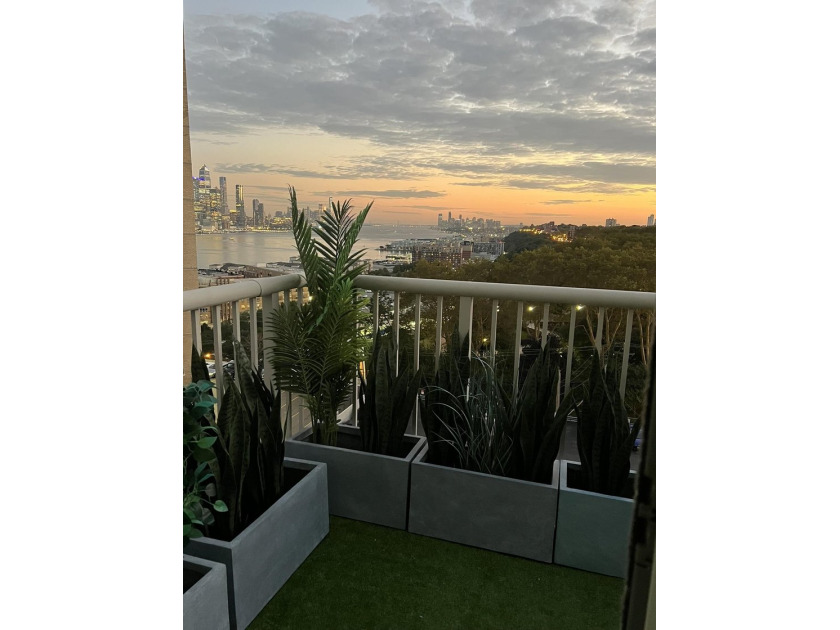 Prestigious Boulevard East top floor unit with breathtaking NYC - photo 4