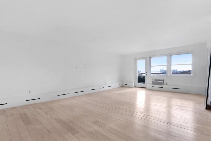 Prestigious Boulevard East top floor unit with breathtaking NYC - photo 8