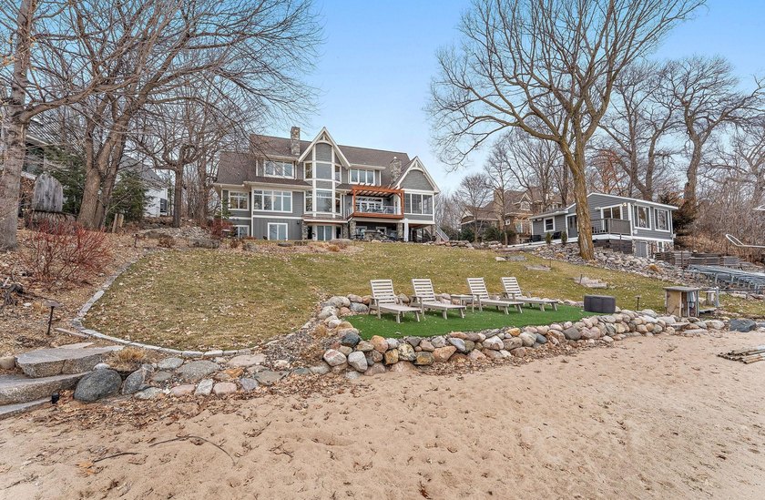 Experience the pinnacle of lakeside luxury with this - photo 9