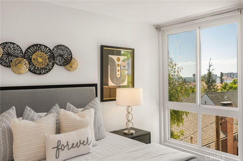 Welcome to Crescent Heights, where contemporary luxury and - photo 13