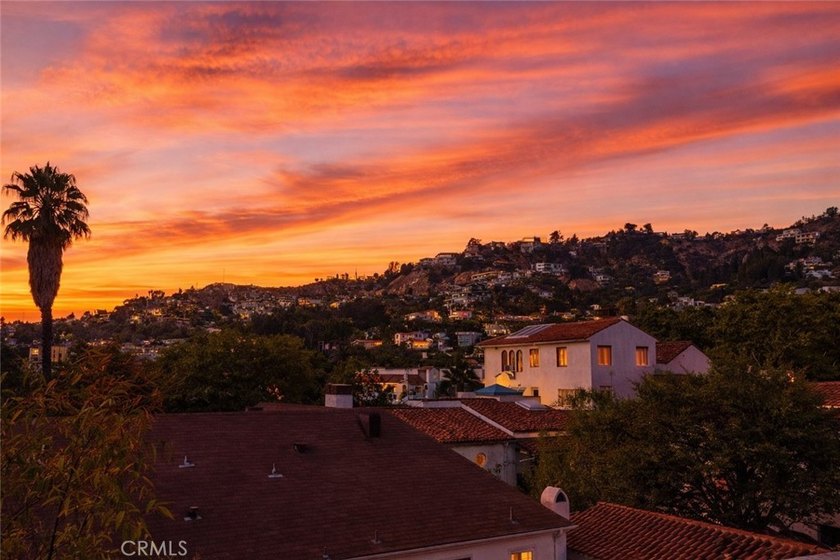 Welcome to Crescent Heights, where contemporary luxury and - photo 22