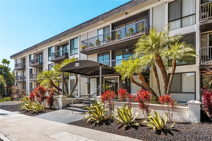 Welcome to Crescent Heights, where contemporary luxury and - photo 25
