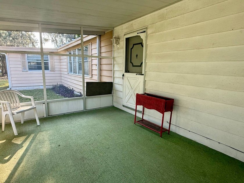 HANDYMAN SPECIAL! SELLER MOTIVATED! 1980 2 Bed - 2 Bath FIXER - photo 2