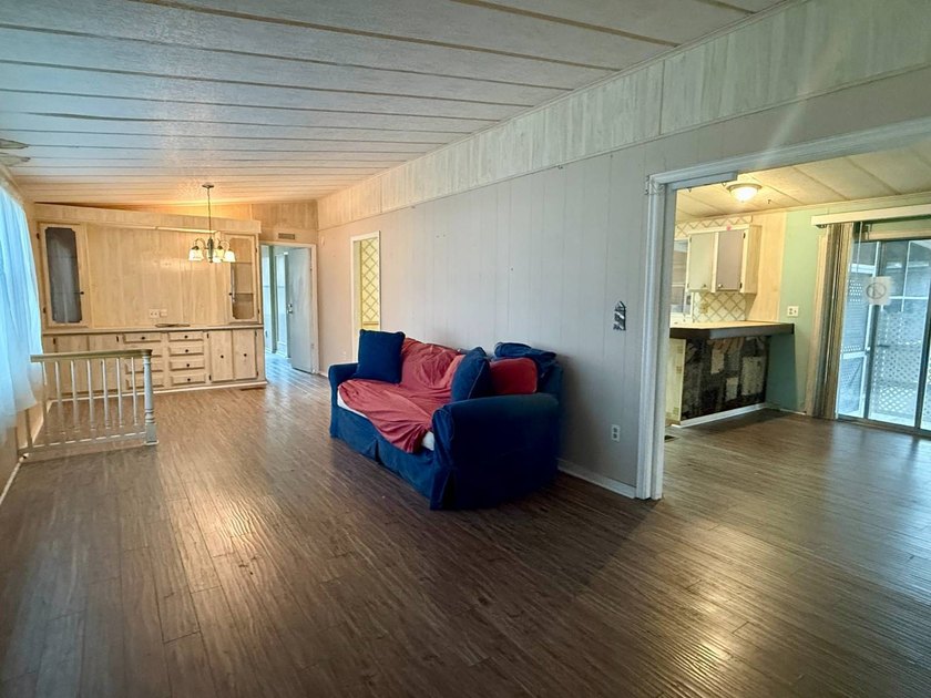 HANDYMAN SPECIAL! SELLER MOTIVATED! 1980 2 Bed - 2 Bath FIXER - photo 3