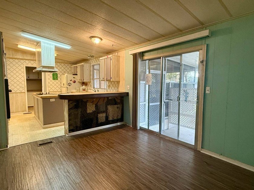 HANDYMAN SPECIAL! SELLER MOTIVATED! 1980 2 Bed - 2 Bath FIXER - photo 4