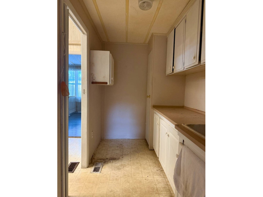 HANDYMAN SPECIAL! SELLER MOTIVATED! 1980 2 Bed - 2 Bath FIXER - photo 8