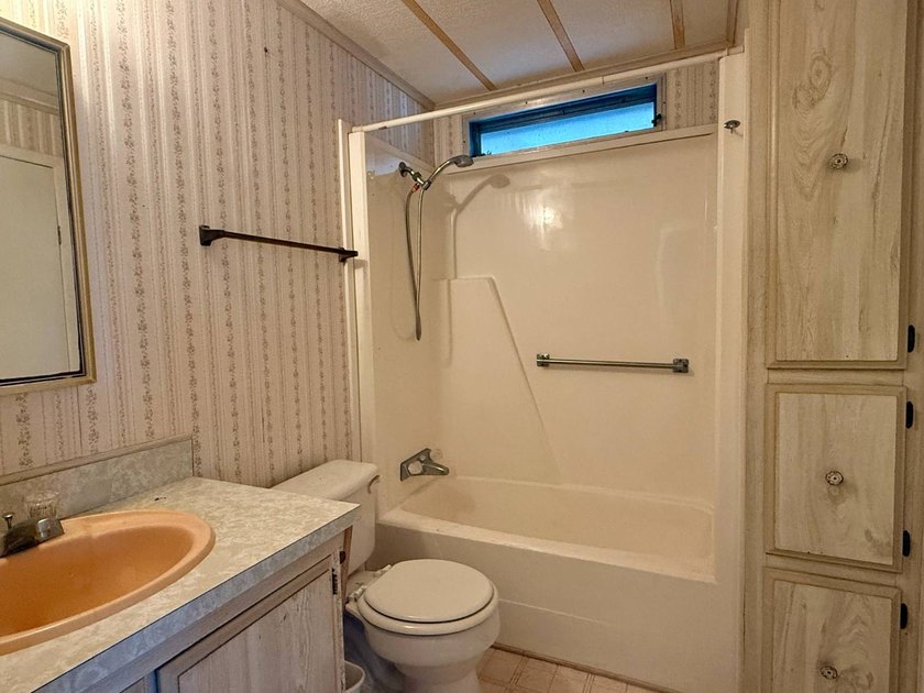 HANDYMAN SPECIAL! SELLER MOTIVATED! 1980 2 Bed - 2 Bath FIXER - photo 10