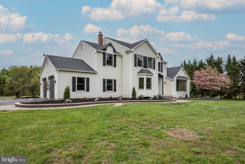 An exceptional opportunity to own a beautifully updated 3 - photo 4