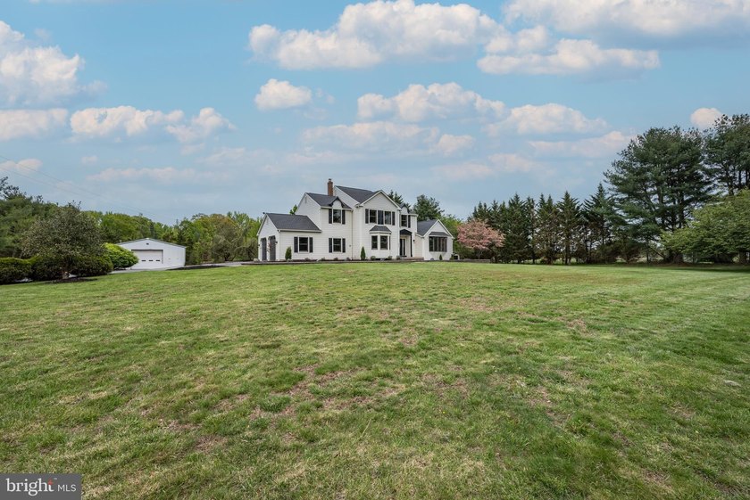 An exceptional opportunity to own a beautifully updated 3 - photo 6
