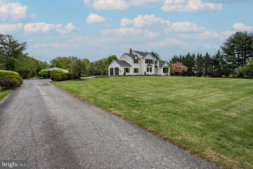 An exceptional opportunity to own a beautifully updated 3 - photo 7