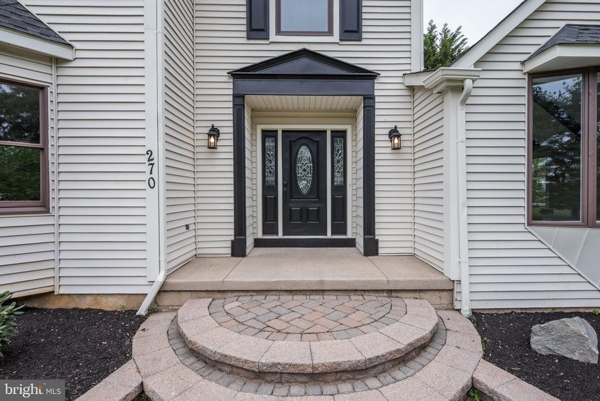 An exceptional opportunity to own a beautifully updated 3 - photo 10