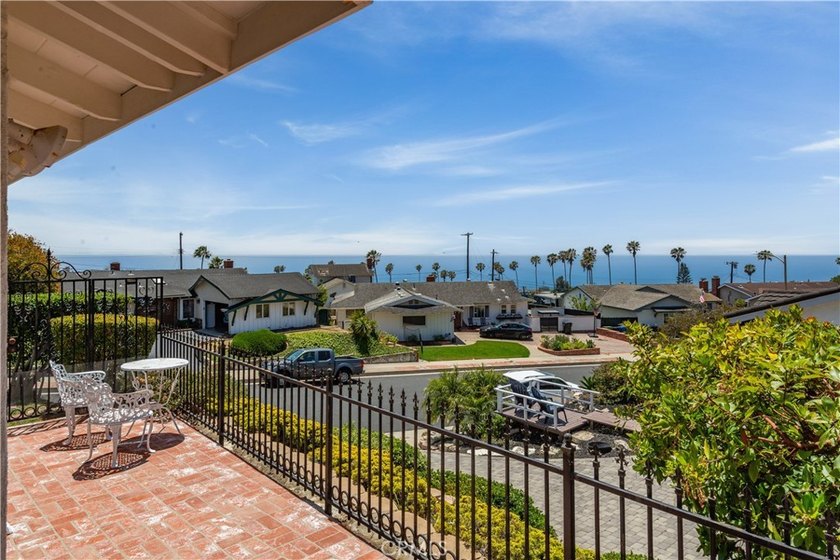 Captivating ?Ocean and Catalina Island views await you in this - photo 2
