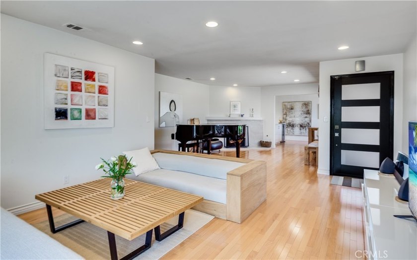 Captivating ?Ocean and Catalina Island views await you in this - photo 7