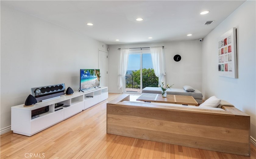 Captivating ?Ocean and Catalina Island views await you in this - photo 8