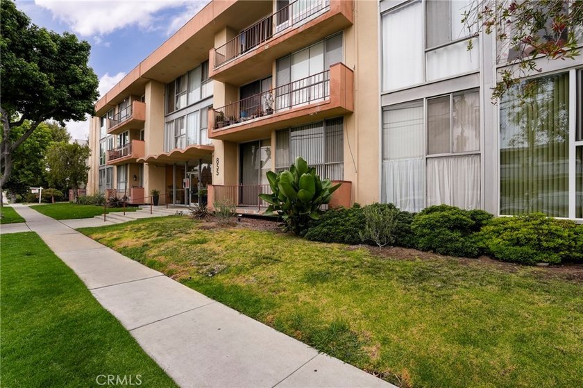 855 Victor Ave offers a rare blend of central Westside access - photo 21
