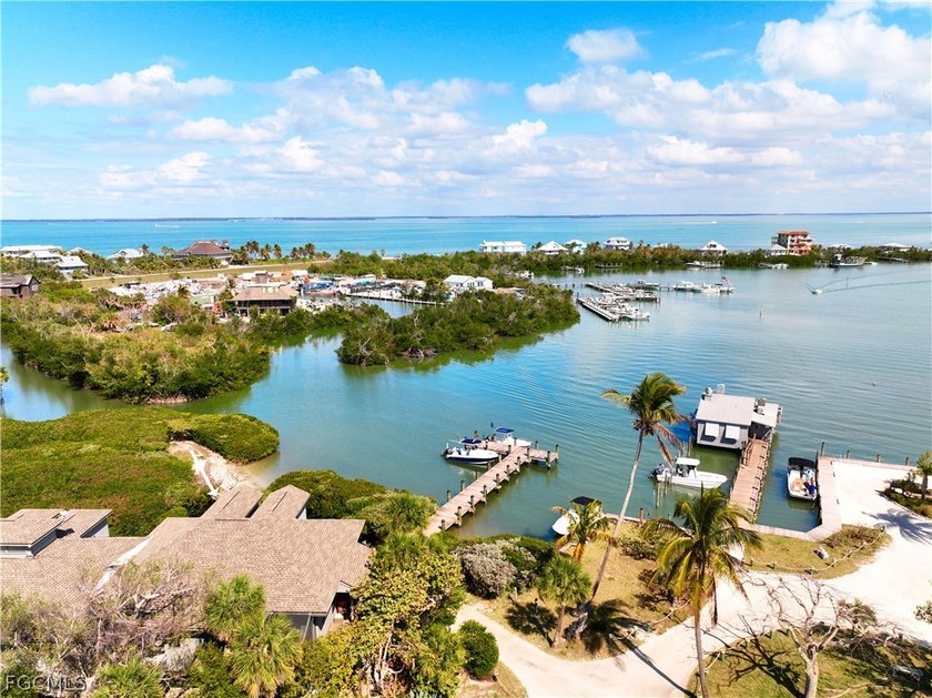 Priced to Sell! Positioned directly on the harbor in Safety - photo 3