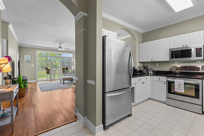 Welcome to luxury living overlooking the picturesque greens of - photo 4