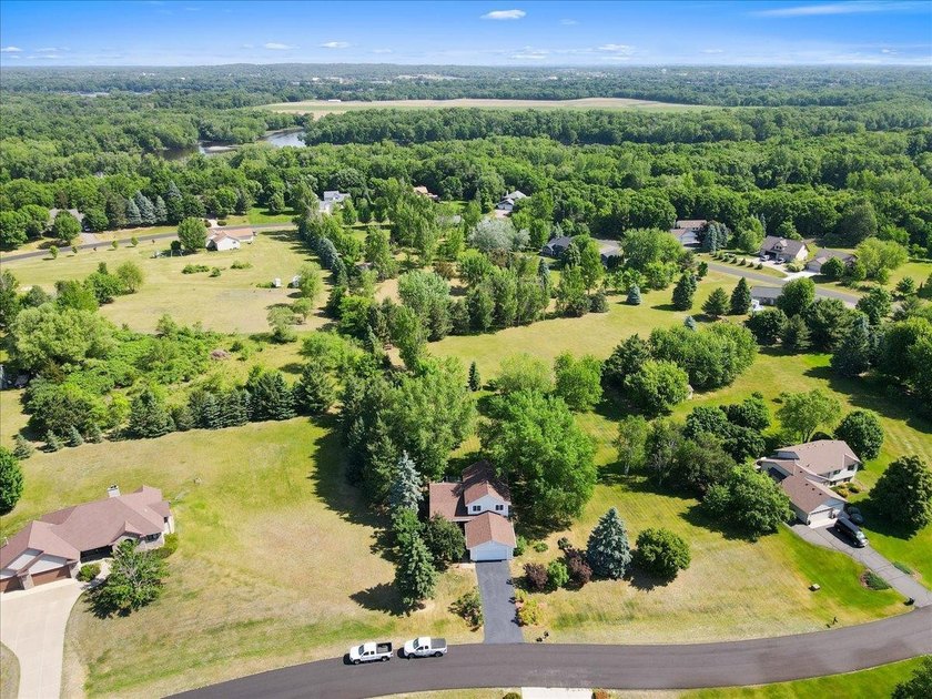 Welcome home to this warm and inviting two-owner property - photo 4