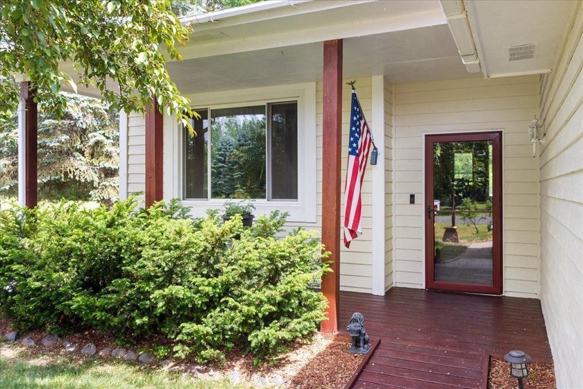Welcome home to this warm and inviting two-owner property - photo 6