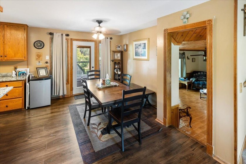 Welcome home to this warm and inviting two-owner property - photo 10